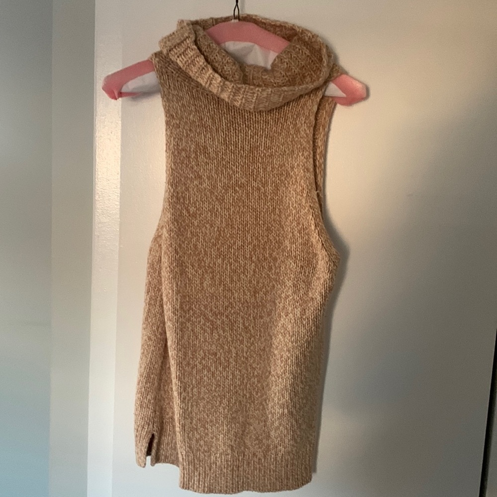 Sleeveless turtle neck sweater